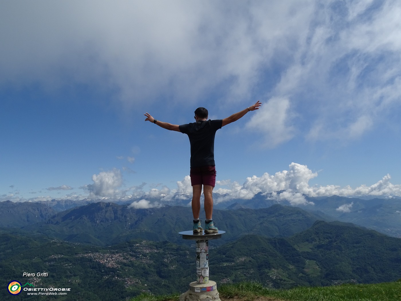 55 Alla coce di vetta del Linzone ...sopra le nuvole.JPG